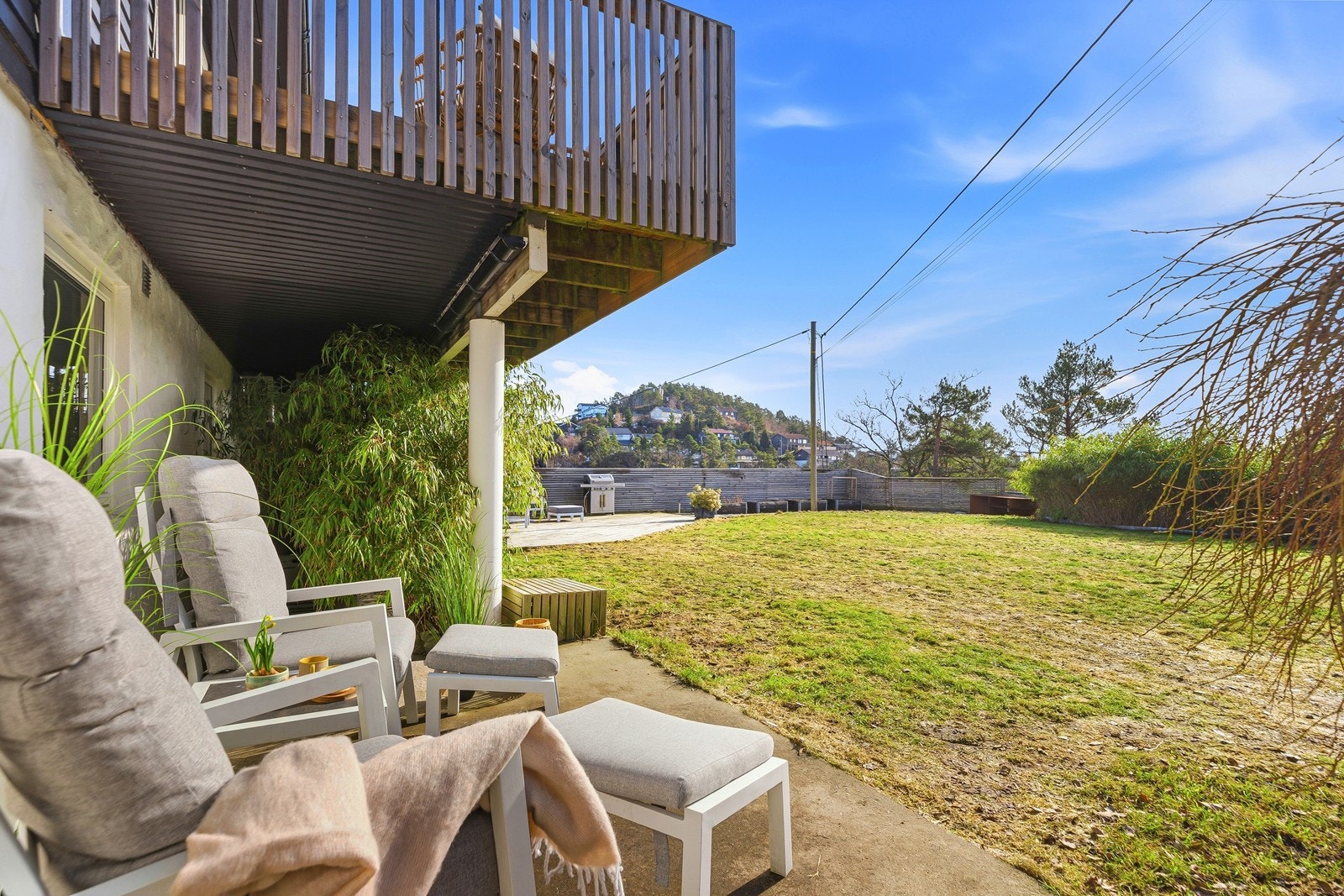 Hagen er pent opparbeidet med frodige bed, busker og nyttevekster. Galleribilde