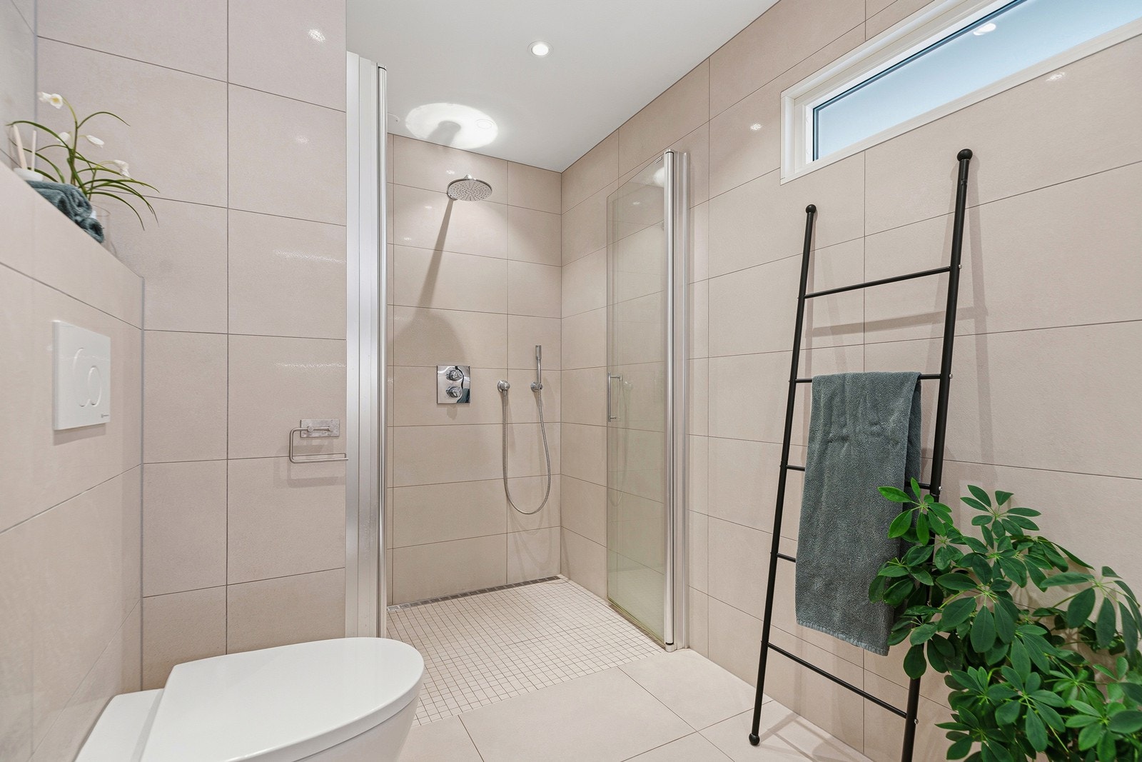 Dette badet består av dusjnisje, toalett og baderomsinnredning Galleribilde