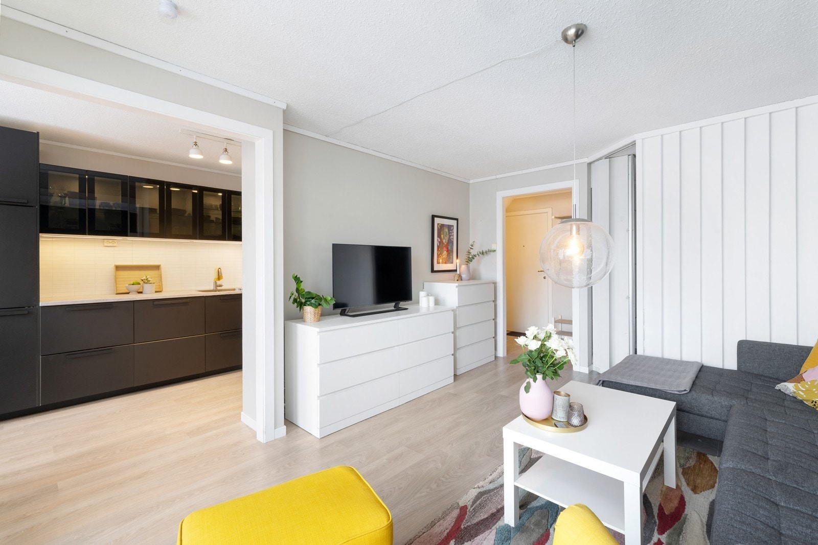 Kjøkkenet er noe adskilt fra stuen. Galleribilde