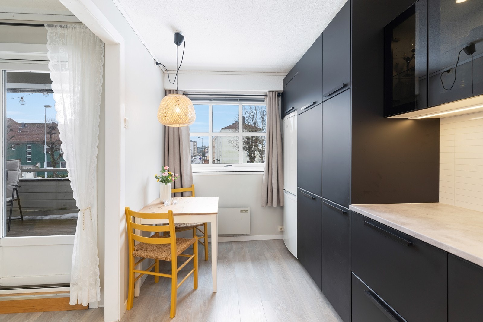 Det er plass til et lite kjøkkenbord hvor man kan nyte morgenkaffen eller en middag. Galleribilde