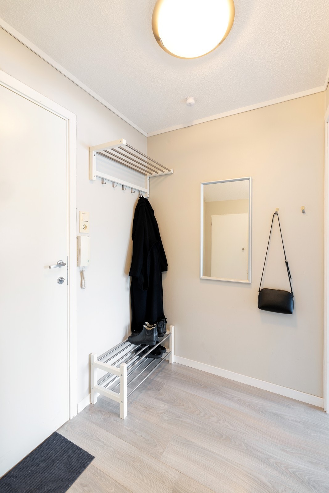 Gangen med tilgang til både stue og bad. Galleribilde