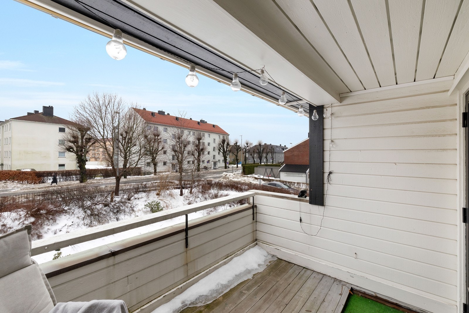 Fra balkongen ser man inngangen til leilighetene. Enkel adkomst fra veien med parkeringsplass på utsiden. Galleribilde