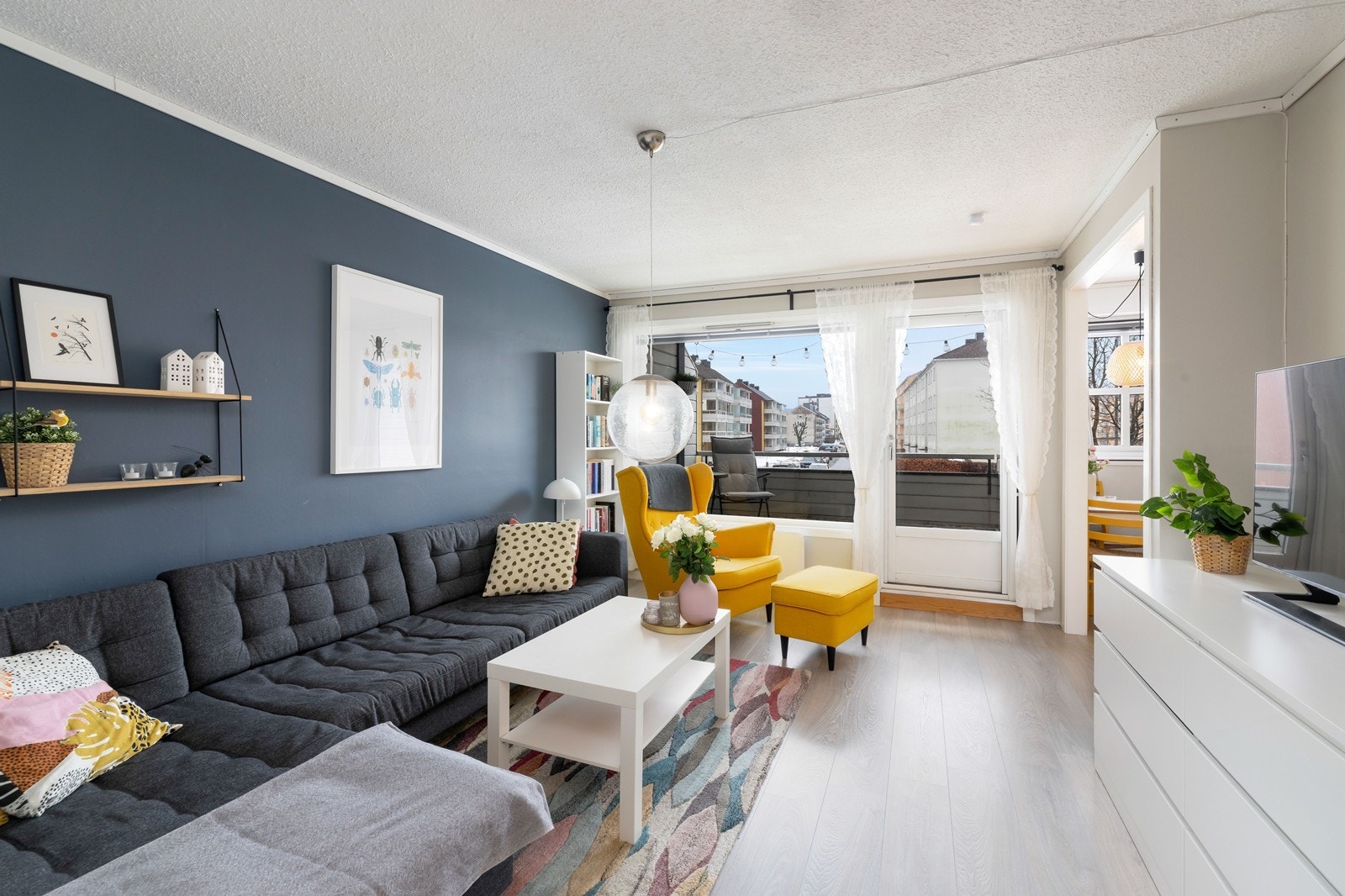 Flott stue med sydvendt balkong, gode solforhold og utgang fra stua. Galleribilde