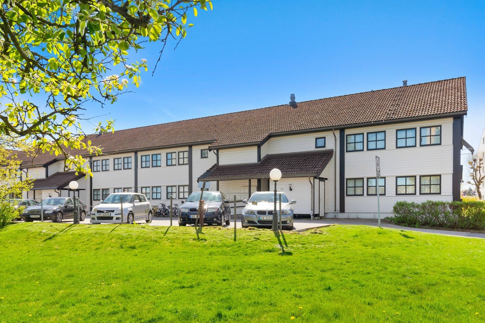 Om sommeren blir det grønt rundt leiligheten. Galleribilde