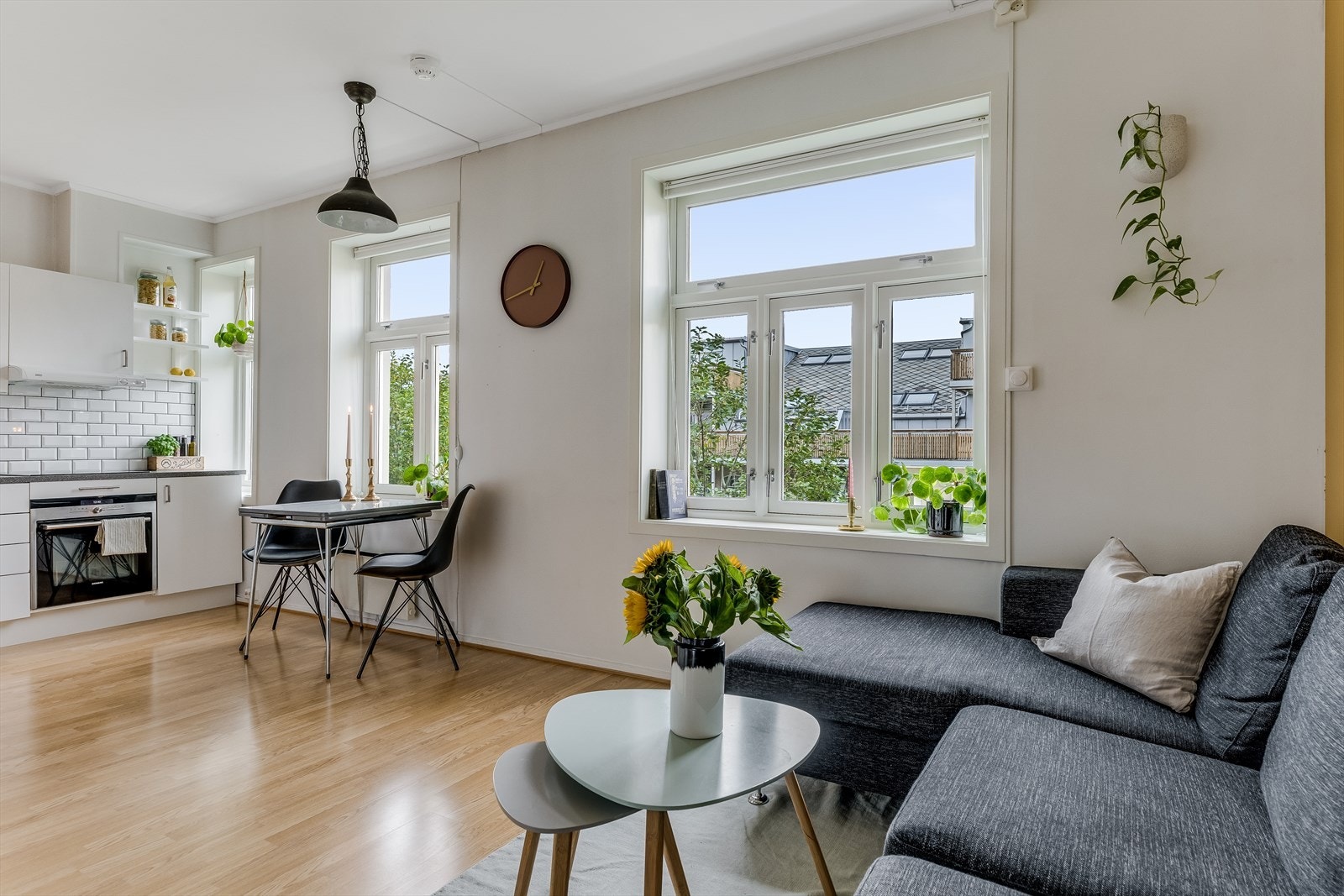 I klassisk bygårdsstil har leiligheten dype vinduskarmer, rause vindusflater, god takhøyde og store rom. Galleribilde