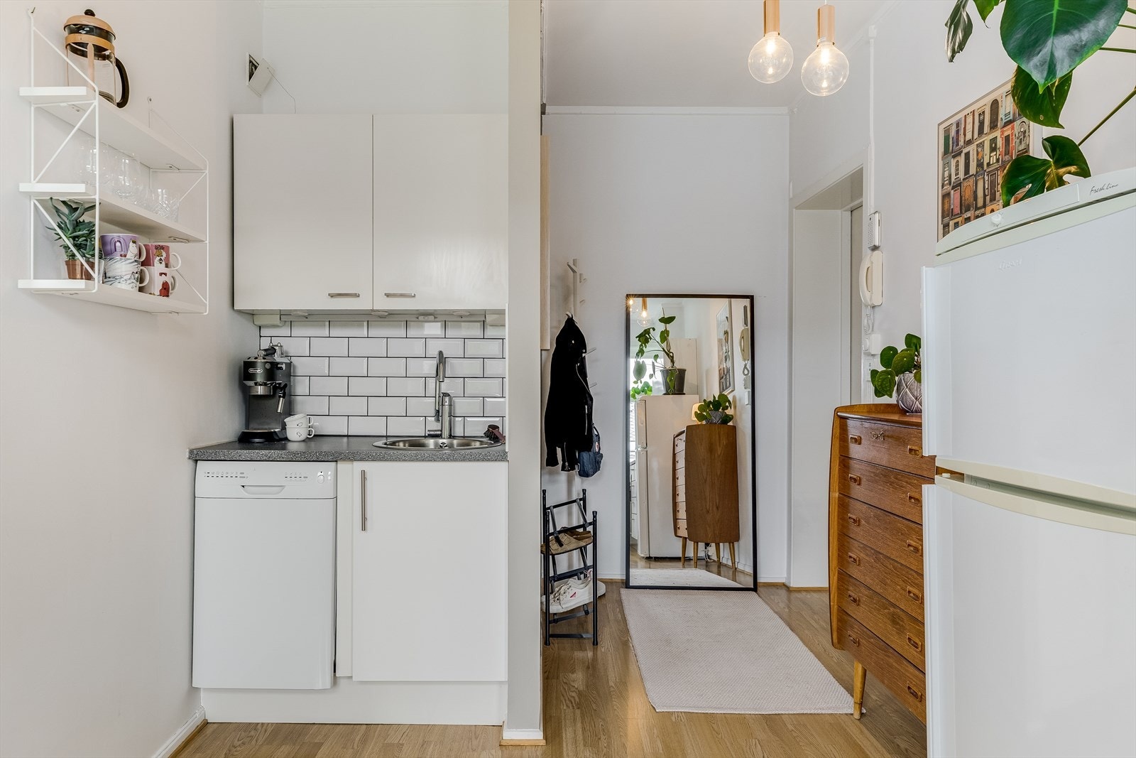 Leiligheten byr på en åpen stue- og kjøkkenløsning på 22m². Kjøkkenet er vurdert til tilstandsgrad 1 av takstmann, og anses dermed å være i god stand. Galleribilde