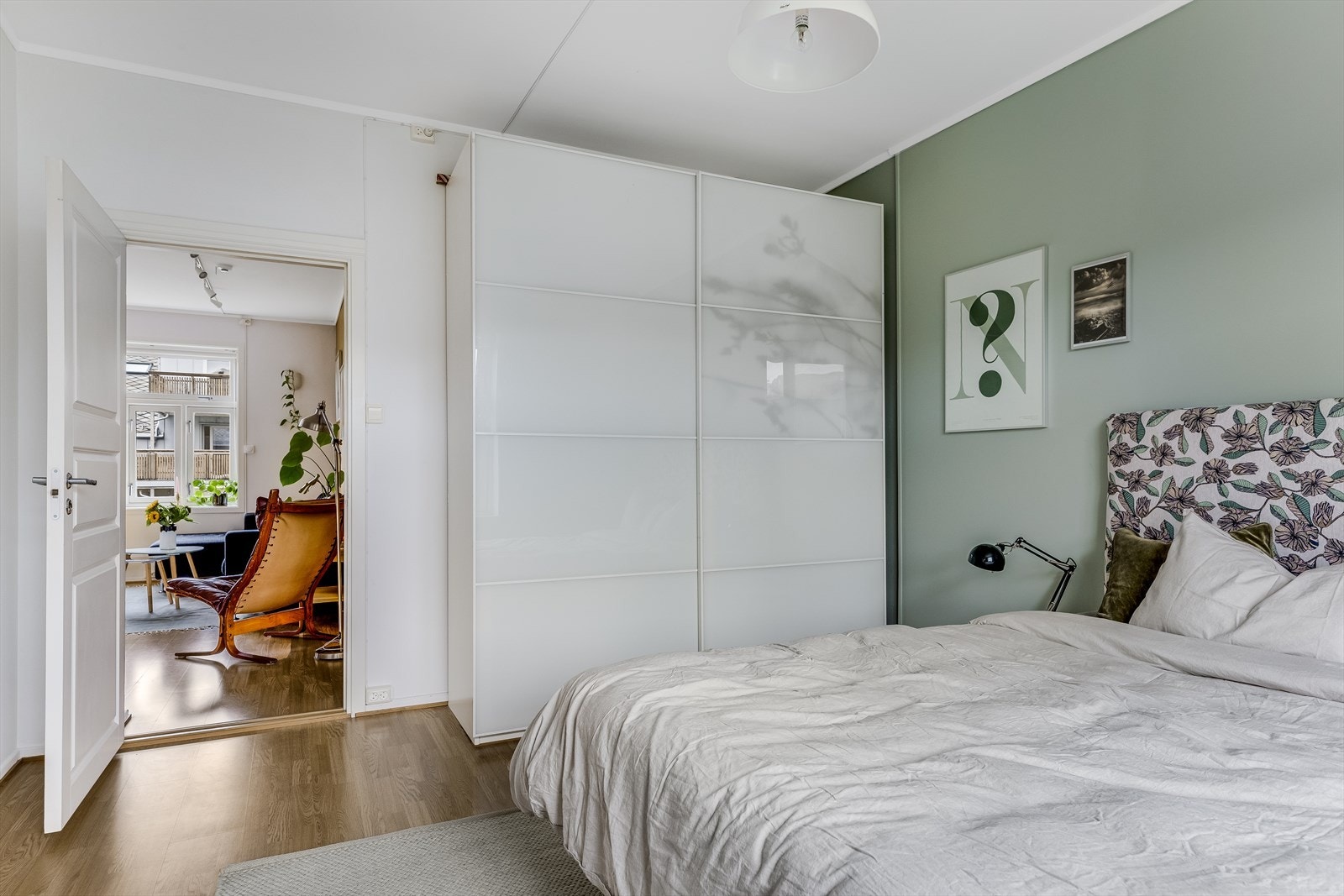 Soverommet er blant annet innredet med et romslig garderobeskap som medfølger handelen. Leiligheten disponerer i tillegg egen bod i kjeller på ca. 2,5m². Det er etablert balansert ventilasjon i bodareal. Galleribilde