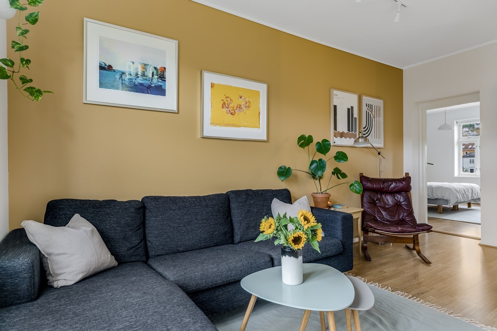 Dersom du har bil er det anledning til å søke om beboerparkering i området. Utover det er det parkering etter gjeldende bestemmelser. Leiligheten ligger like ved Buran busstopp. Her finner man totalt 13 ulike linjer. Der er dermed enkelt å ta seg rundt. Galleribilde