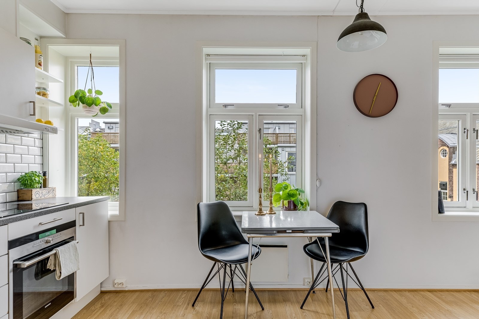 Leilighetens rause vindusflater sørger for rikelig med naturlig lysinnslipp. Galleribilde