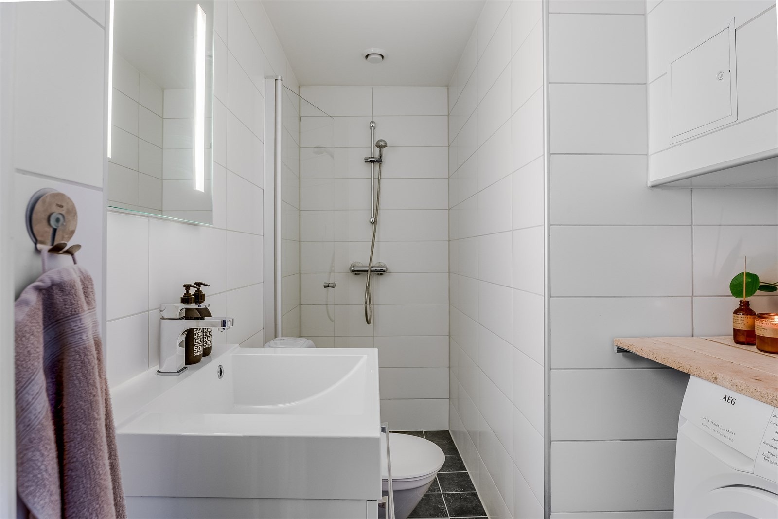 Baderommet er på 3,5m² og er blant annet utstyrt med gulvvarme, innfellbar dusjdør og opplegg for vaskemaskin. Galleribilde