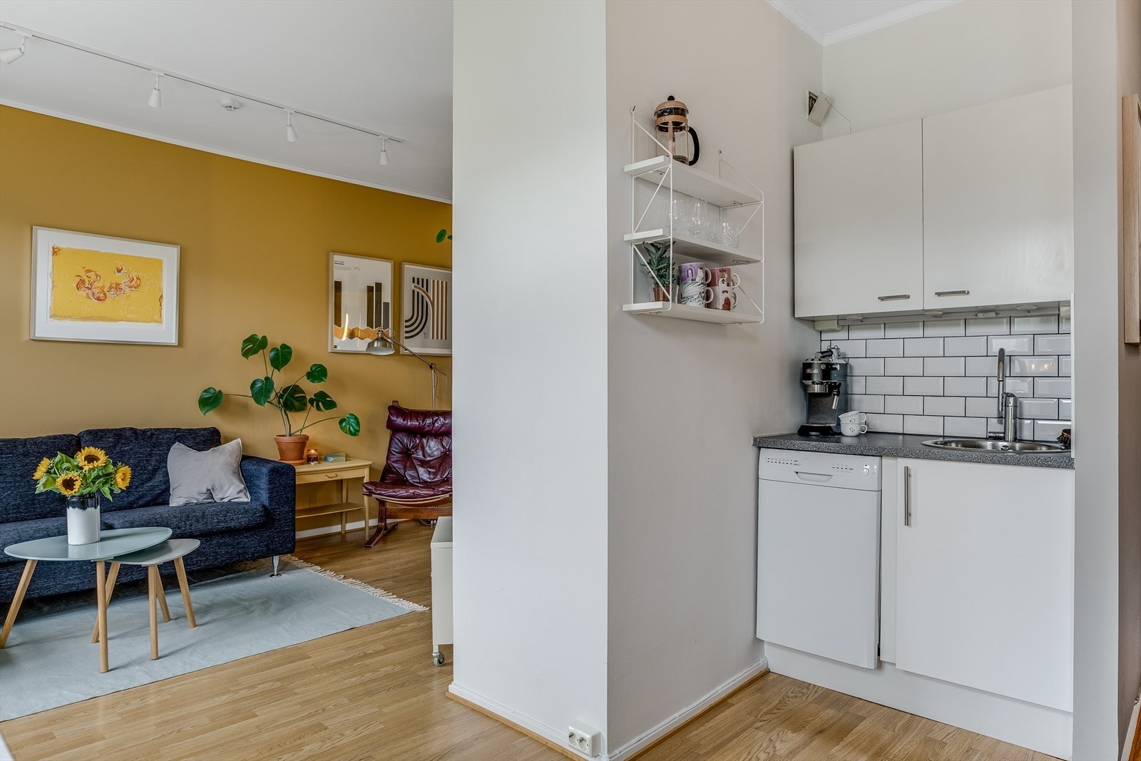 Leilighetens sentrale beliggenhet byr på umiddelbar nærhet til alt du skulle trenge i hverdagen. Fra boligen er det kun en kort spasertur til populære Solsiden, hvor man finner et bredt utvalg av servicefasiliteter. Galleribilde