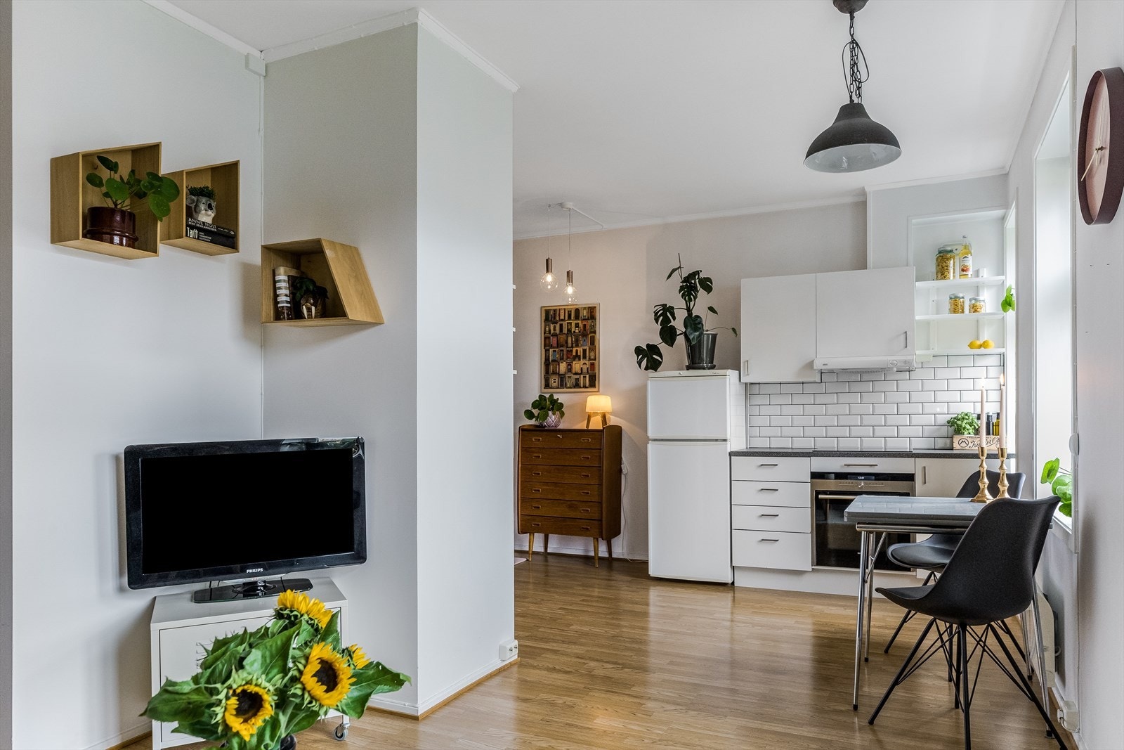 Videre er sameiet i ferd med å skifte ut vinduer. Dagens eier har i forbindelse med dette betalt inn 150.000,-. Sameiet håper å få gjennomført arbeidet i løpet av 2026. Galleribilde