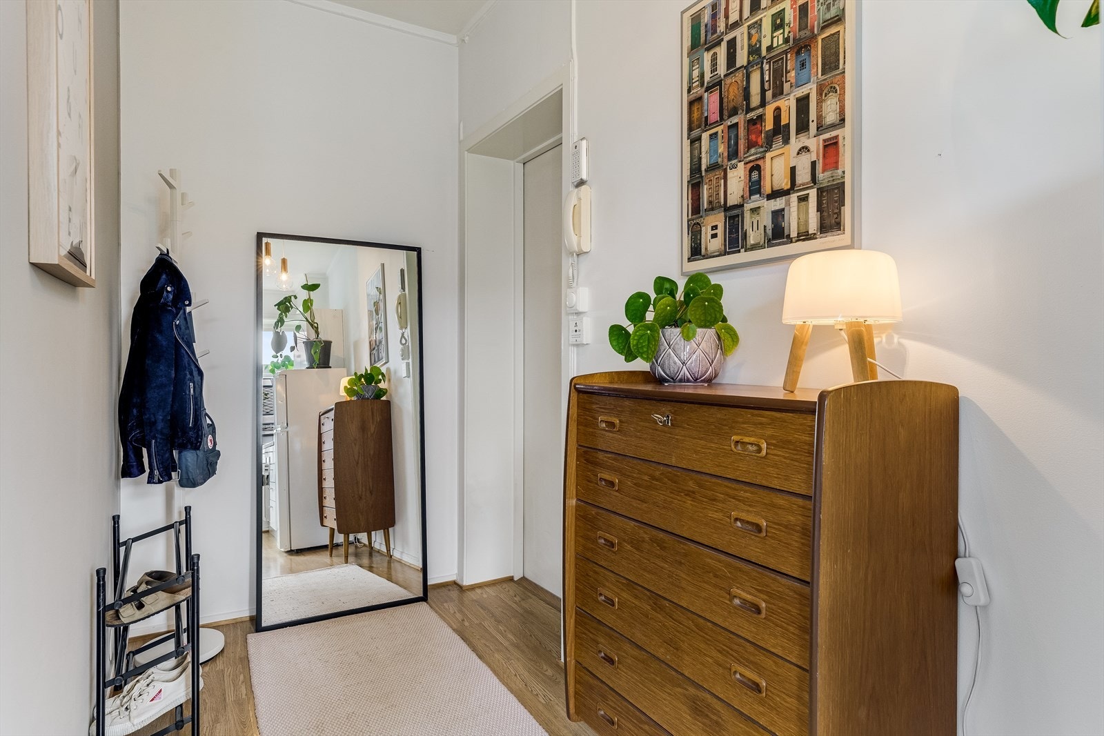 Det første som møter deg når du kommer inn i boligen er en romslig entré med gode oppbevaringsmuligheter. Velkommen til hyggelig visning! Galleribilde