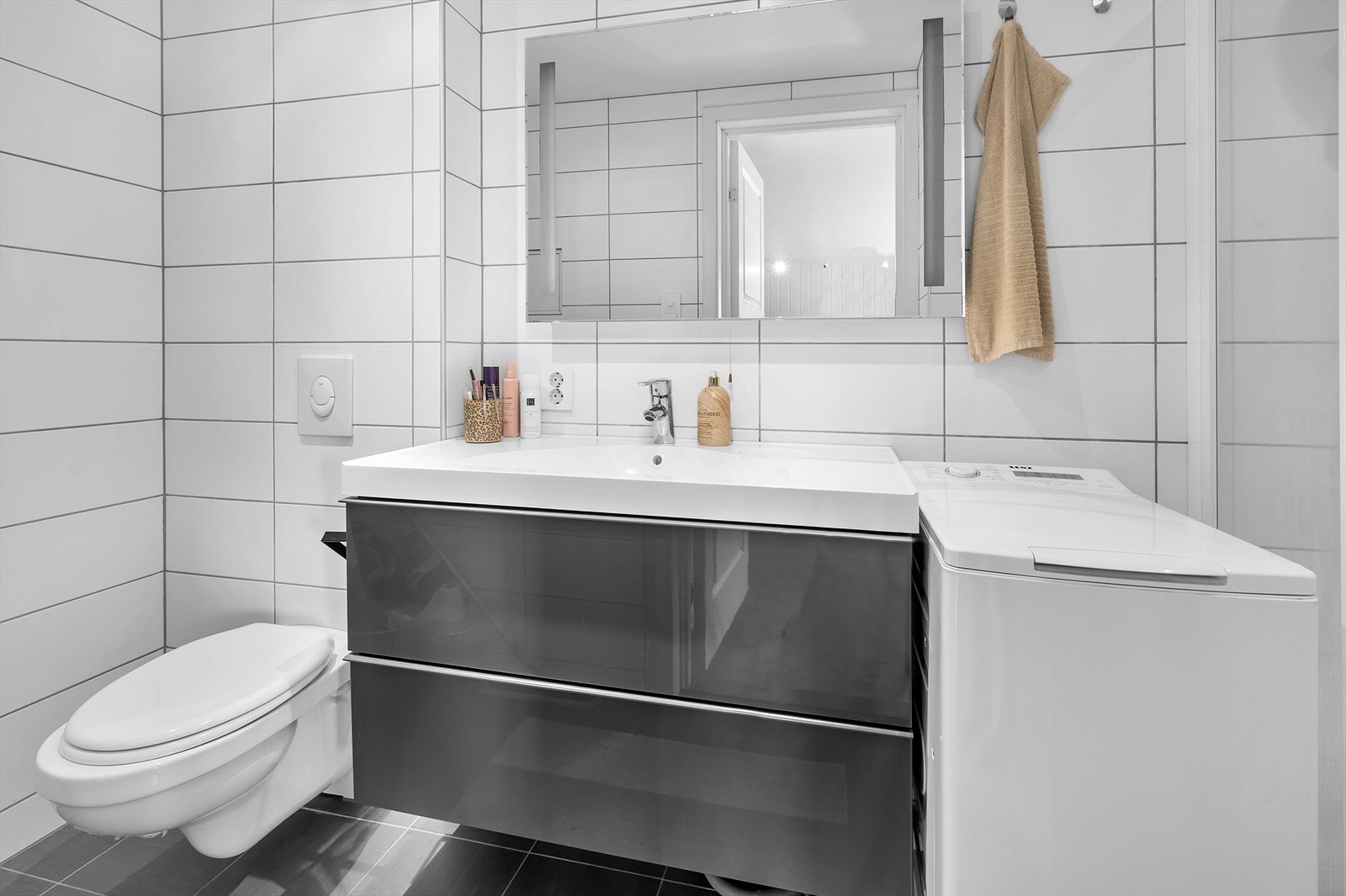 Hybel - baderom med opplegg vaskemaskin Galleribilde