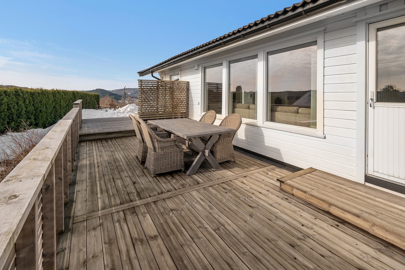 Del av terrasse / veranda med utgang fra kjøkken Galleribilde