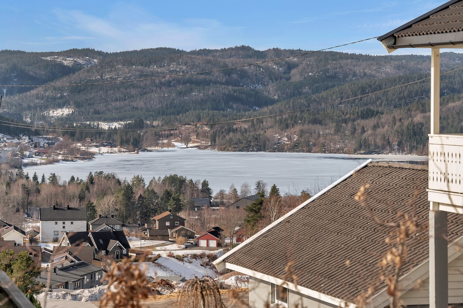 Boligen ligger i etablert boligområde i naturskjønne omgivelser Galleribilde