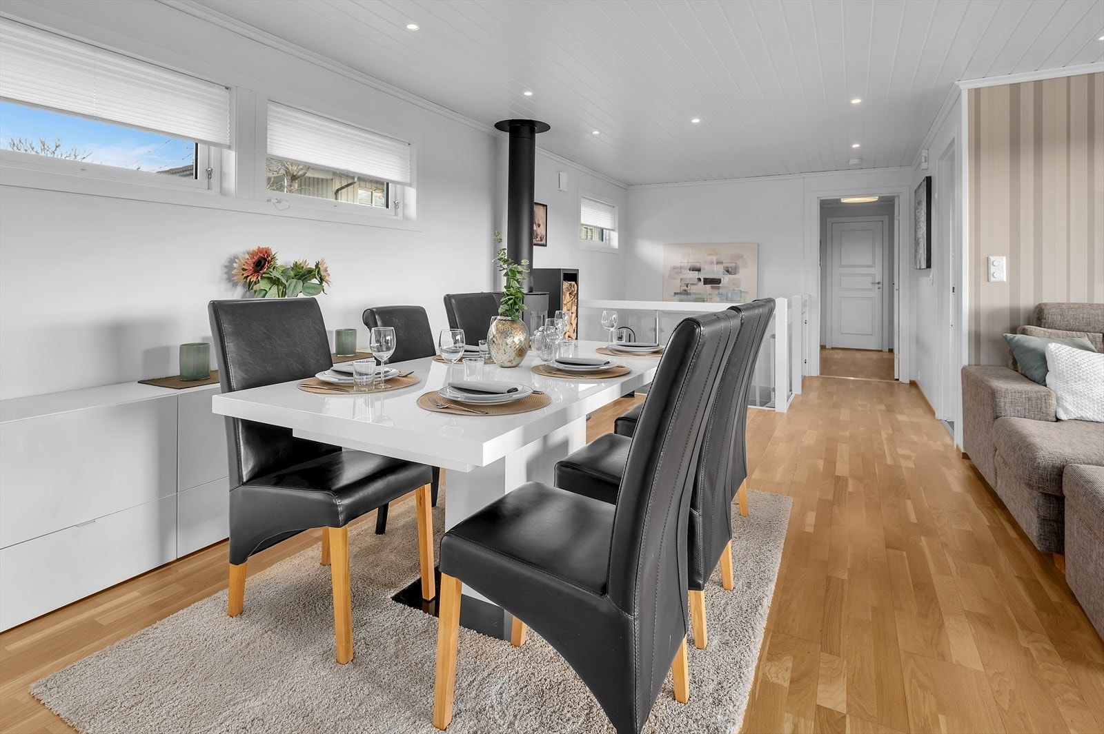 Det er plass til stort spisebord i stuen Galleribilde