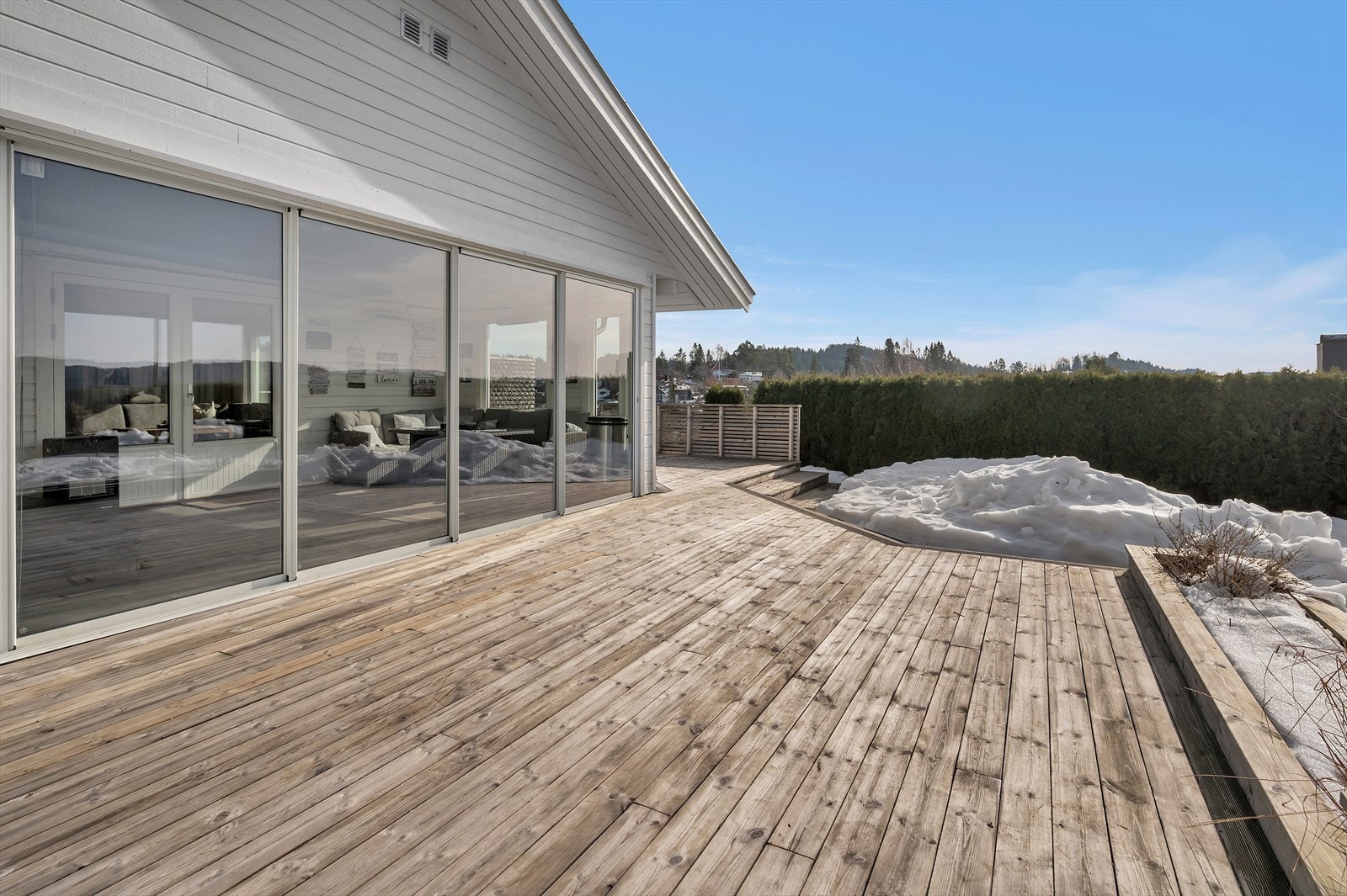 Solrik terrasse med store skyvedører til utestue Galleribilde