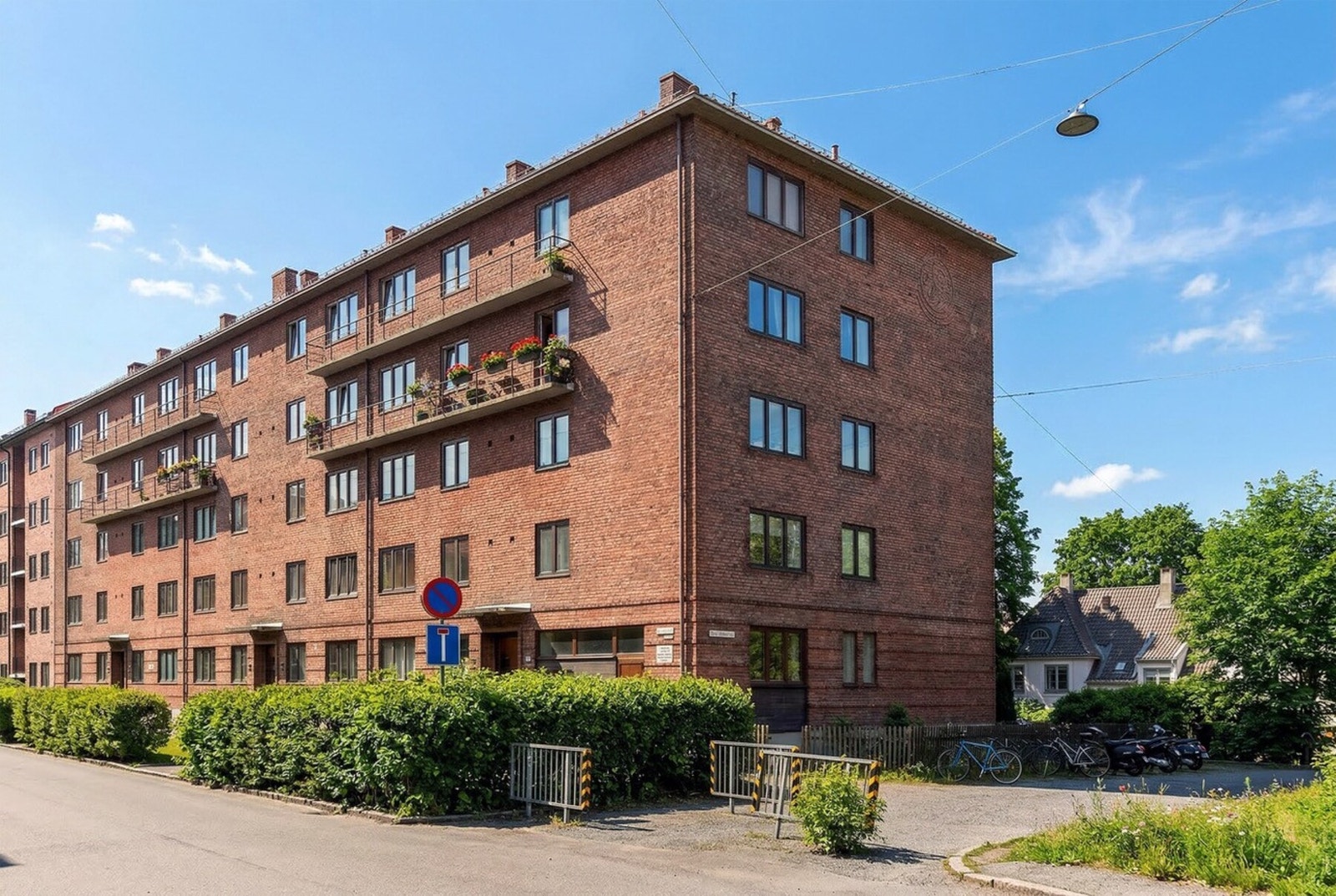 Veldrevet borettslag omringet av hyggelige grøntarealer. Galleribilde