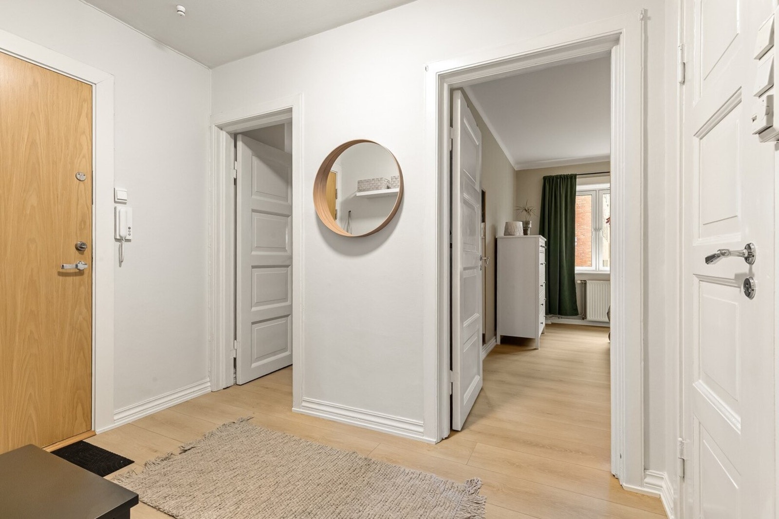 Lys og innbydende entré. Galleribilde