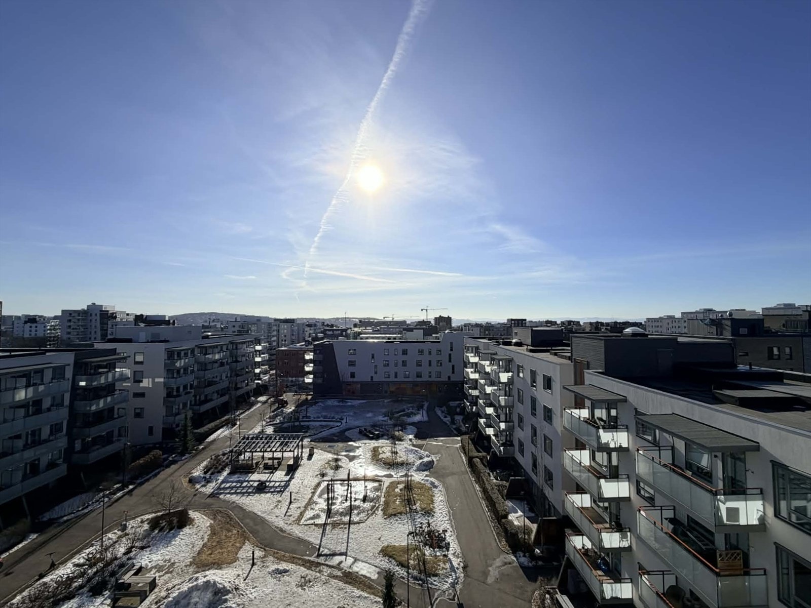 Leiligheten har en usedvanlig god utsikt, og med svært gode solforhold. Galleribilde