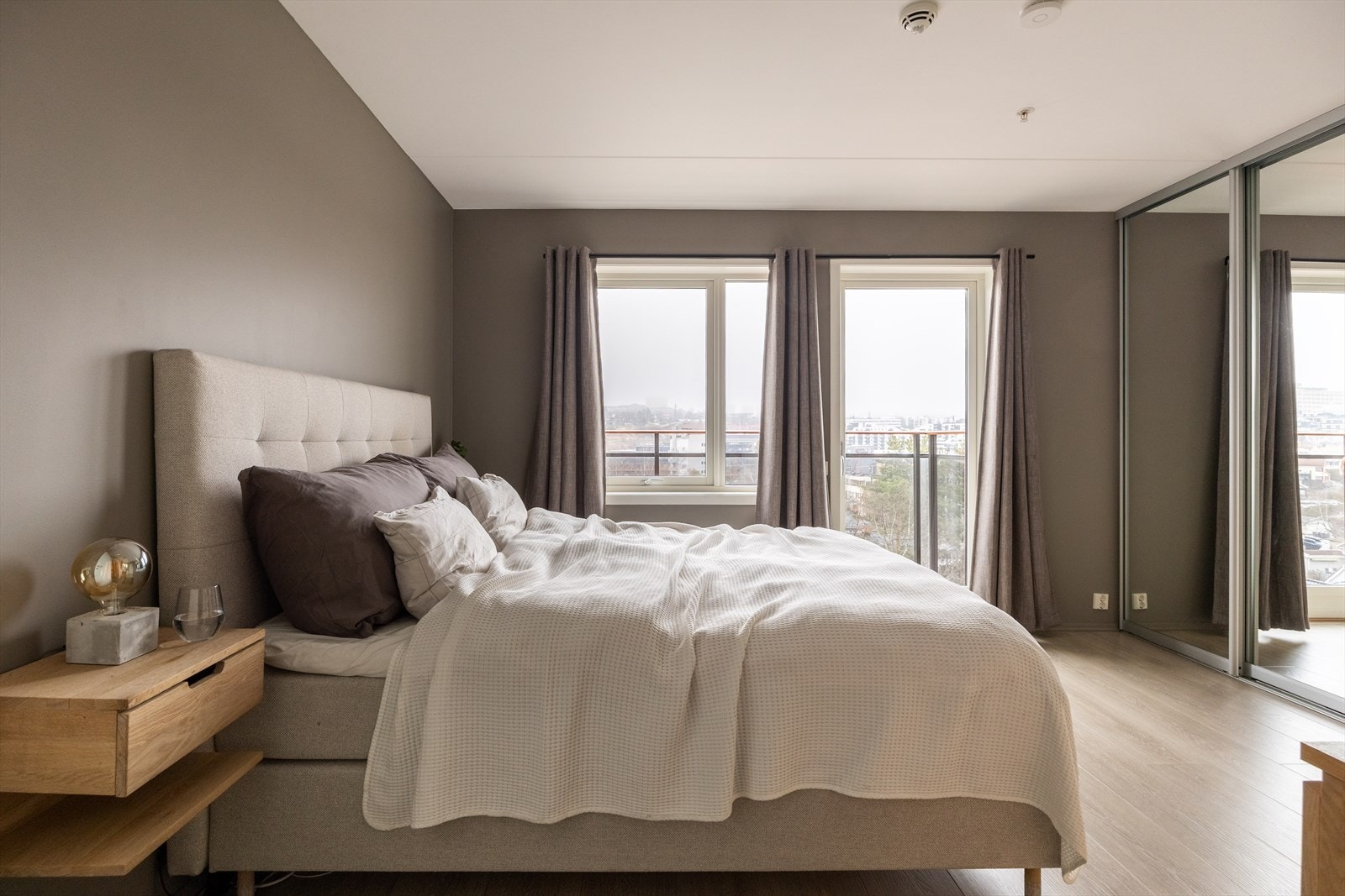 Vinduene har 2- og 3-lags glass som gir god isolasjon både med tanke på varme og lyd. Galleribilde