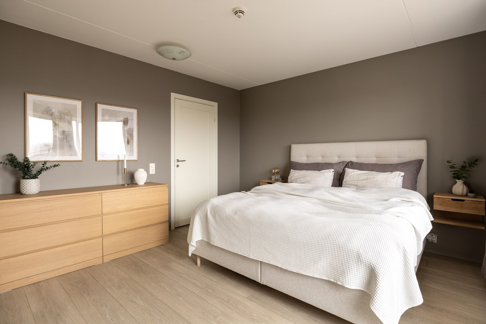 Hovedsoverommet er romslig med god plass til dobbeltseng og soveromsmøblement. Galleribilde