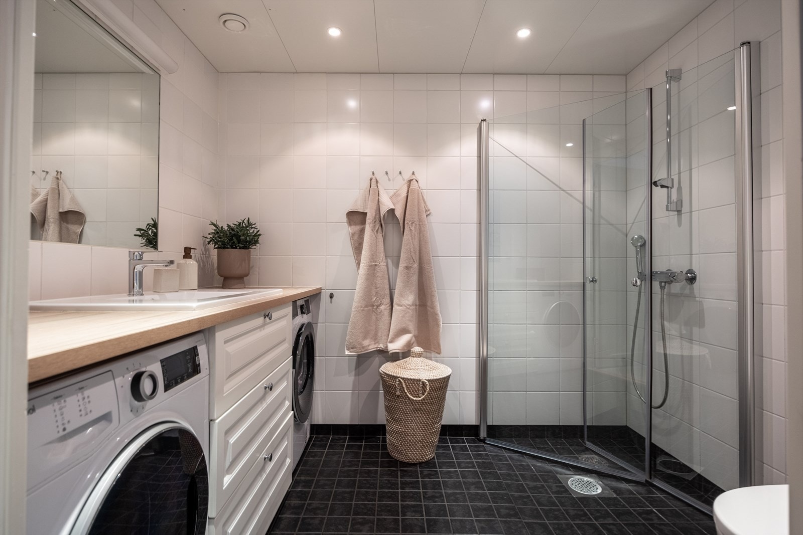 Også her er det elektrisk gulvvarme, downlights i taket og dusjhjørne med innfellbare glassdører. Galleribilde