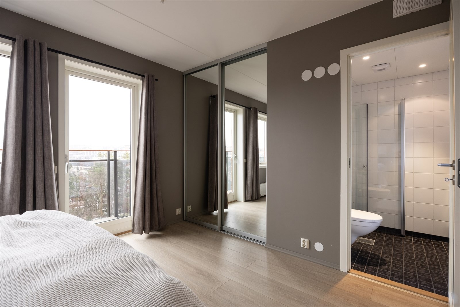 Soverommet har direkte adkomst til eget bad og en praktisk, dyp garderobe. Galleribilde