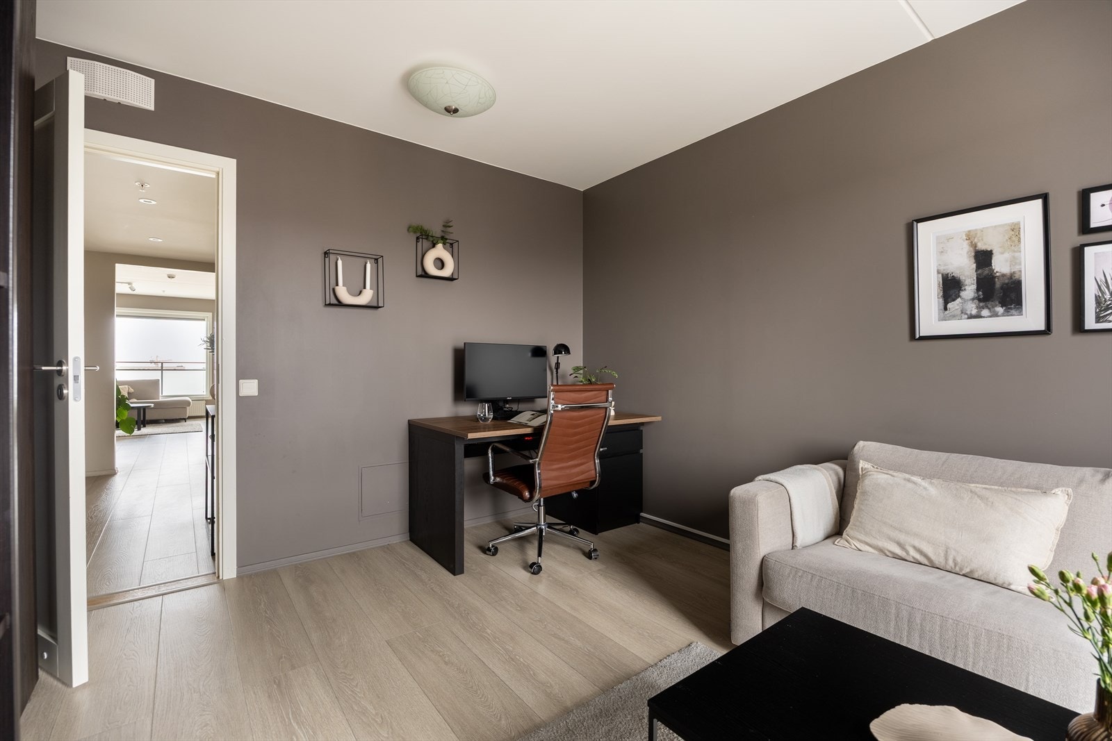 Det ene soverommet er i dag innredet som et kontor og TV-stue. Galleribilde