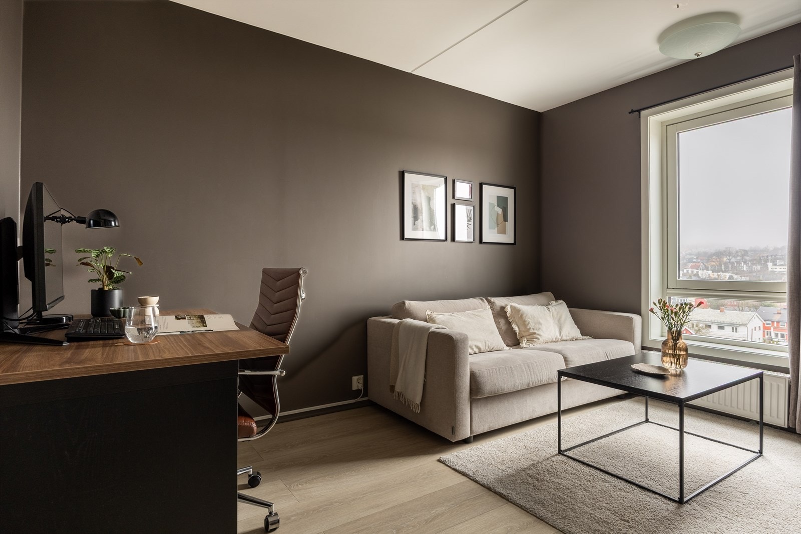 Et allsidig rom som enkelt kan tilpasses ulike behov, enten som soverom, kontor eller TV-stue. Galleribilde