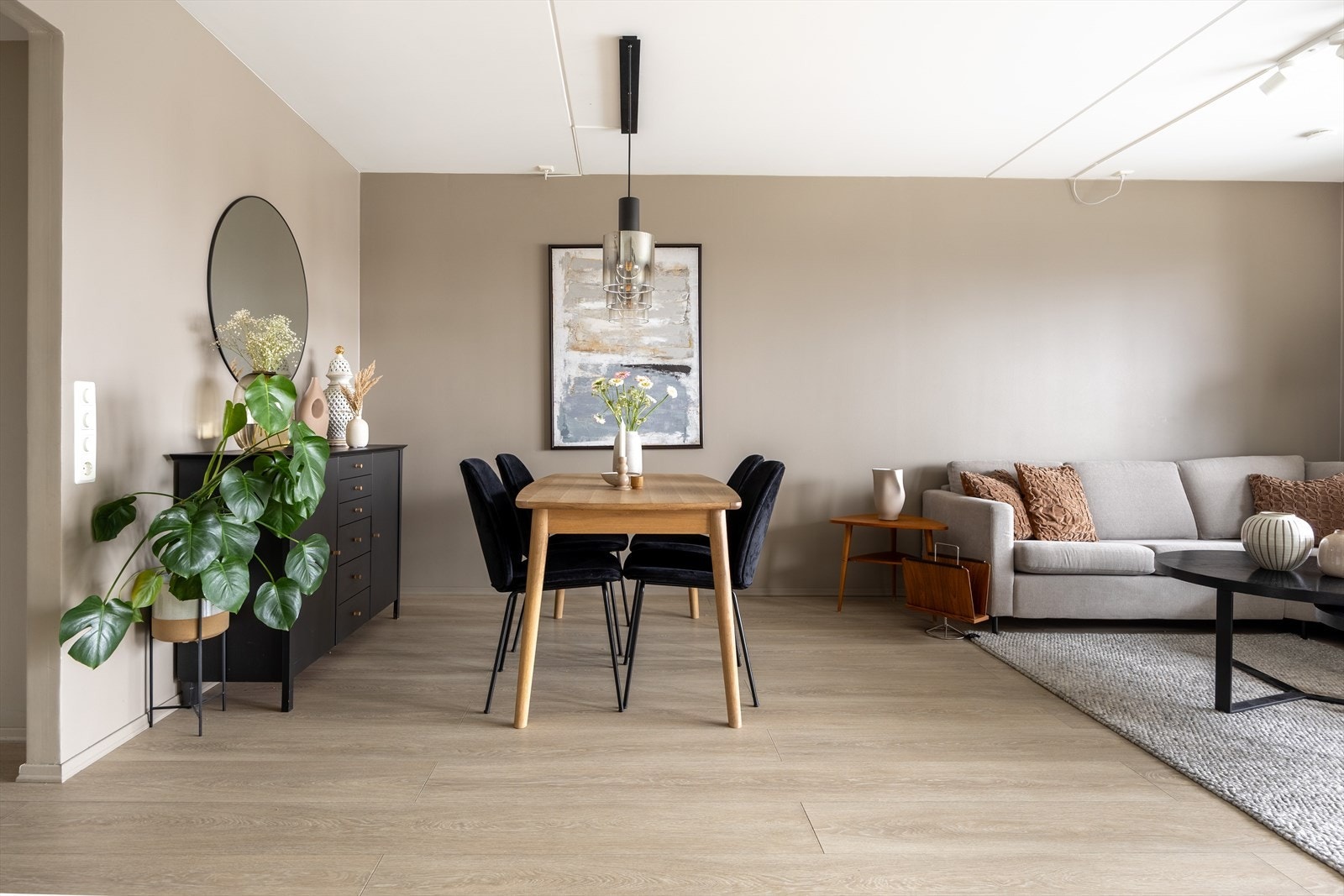 Leiligheten er malt i delikate og moderne fargevalg. Galleribilde