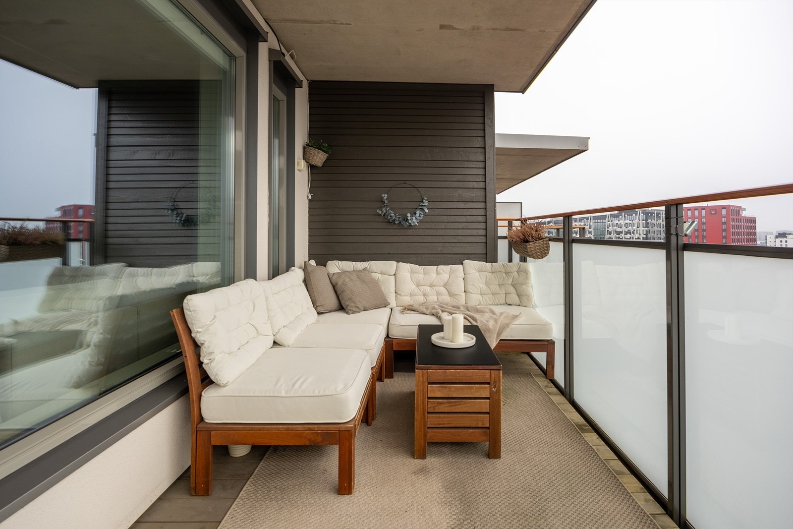 Fra stuen er det utgang til en romslig, sydvestvendt balkong på 9 m². Galleribilde