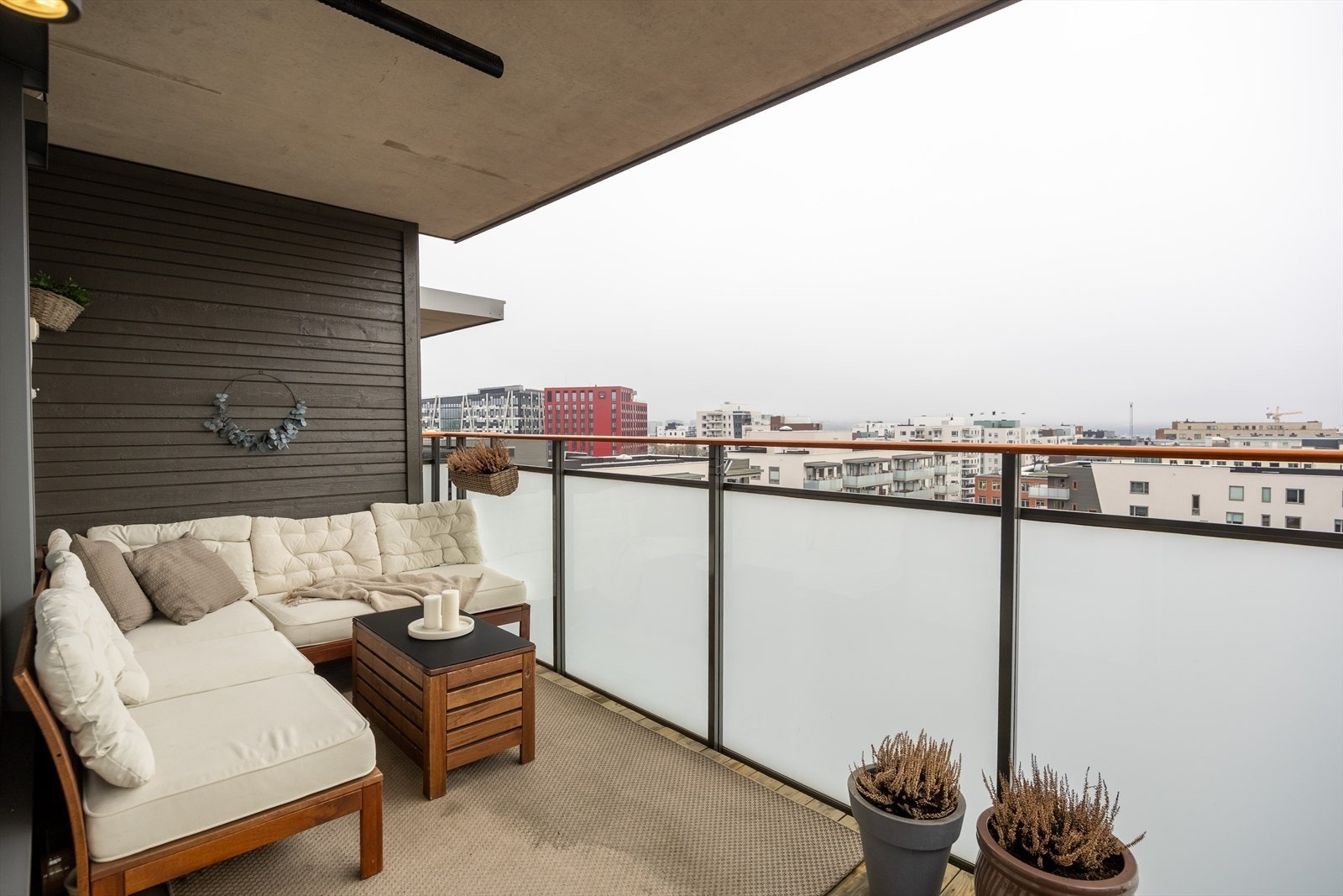 Balkongen har god plass til en utendørs loungegruppe og har rekkverk i aluminium og glass. Herfra er det særdeles god utsikt og solforhold. Galleribilde