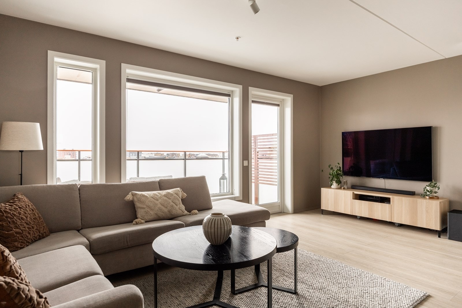 Stuen har god plass til en romslig sofagruppe og TV-møblement. Galleribilde