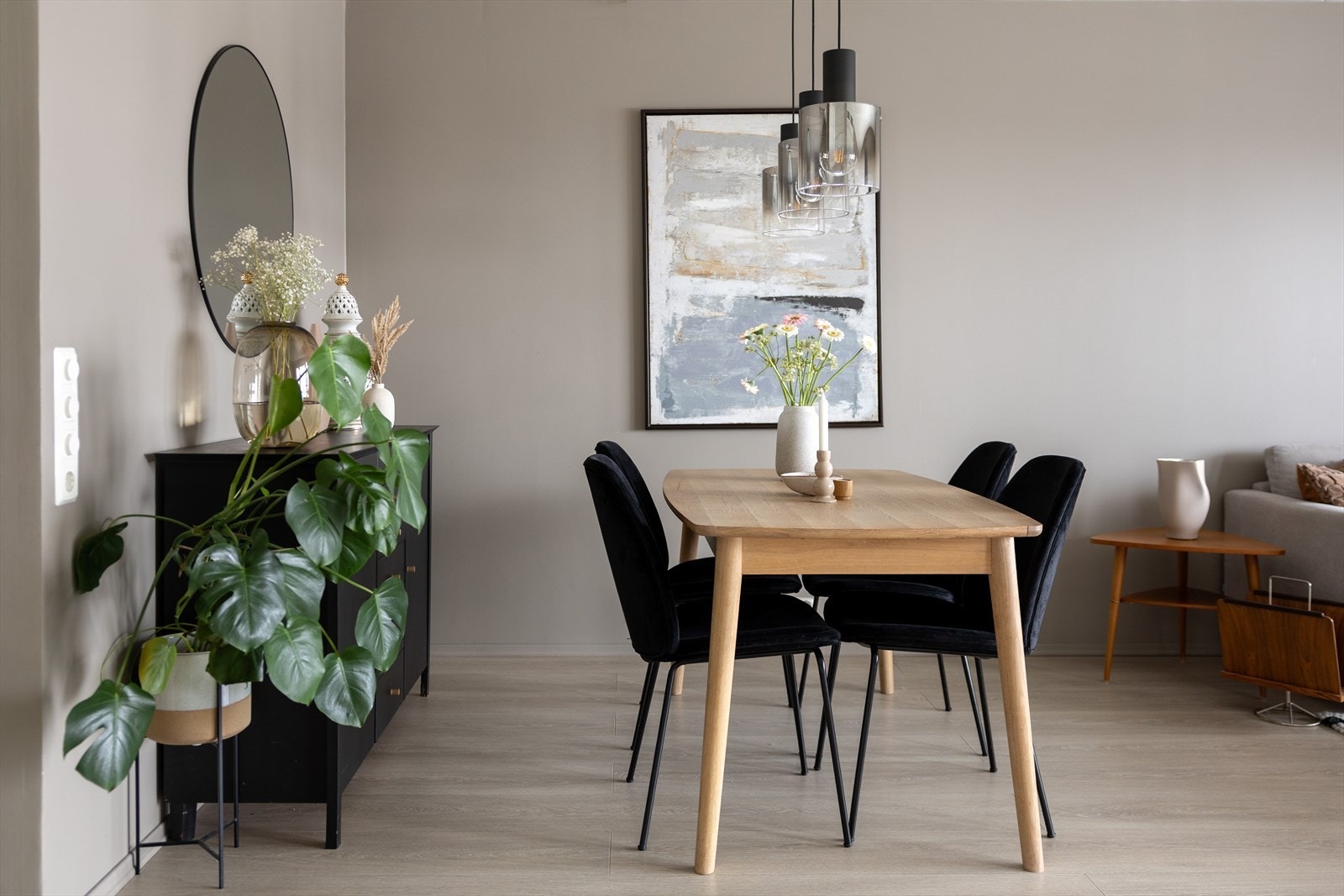 Stuen har god plass til en stor spisegruppe. Galleribilde