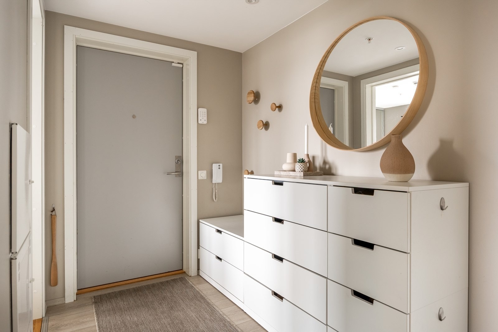 Callinganlegg ved inngangsdøren for enkel adkomstkontroll. Bygget har heis. Galleribilde