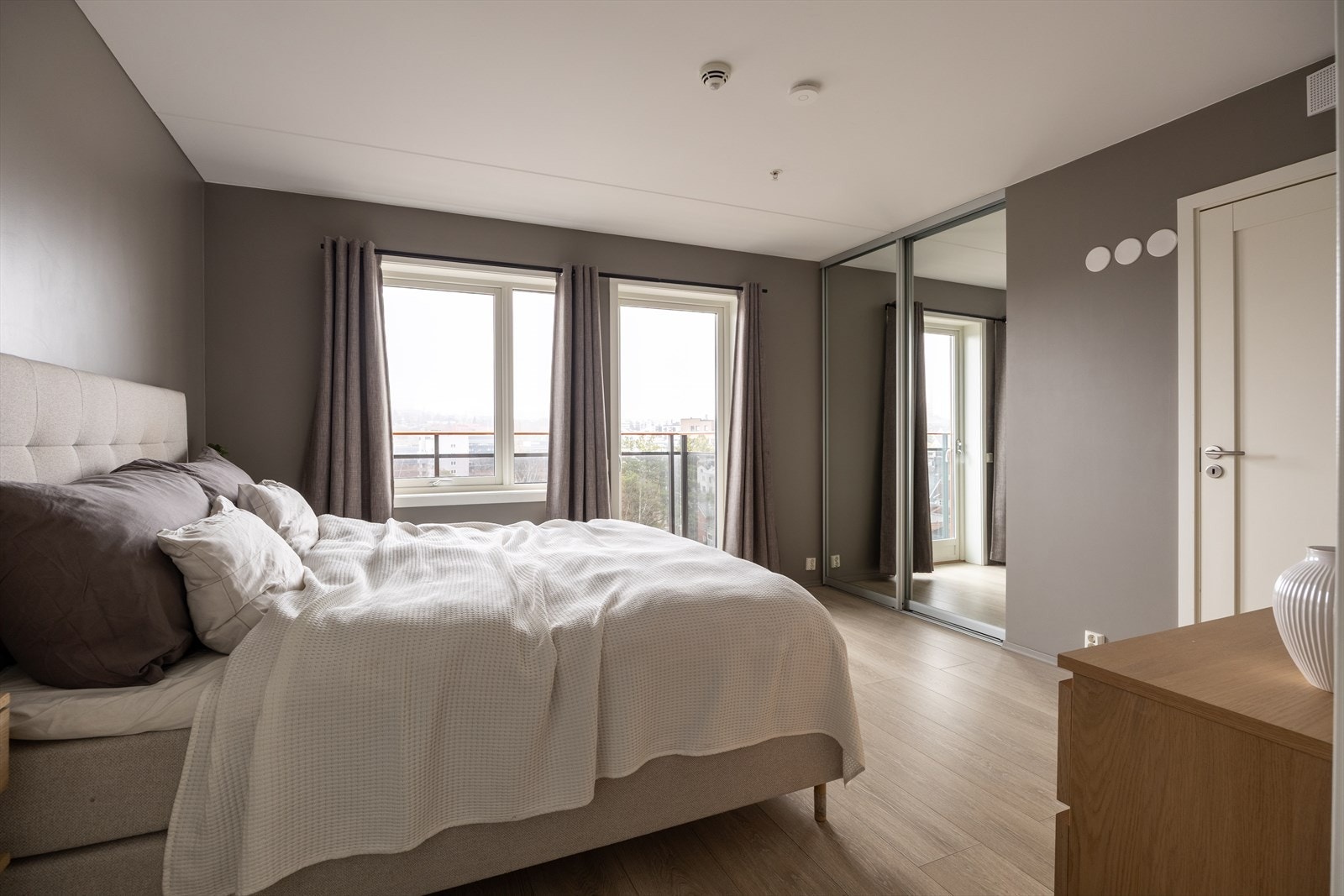 Hvitmalte 1-speils profilerte dører er gjennomgående i boligen. Galleribilde