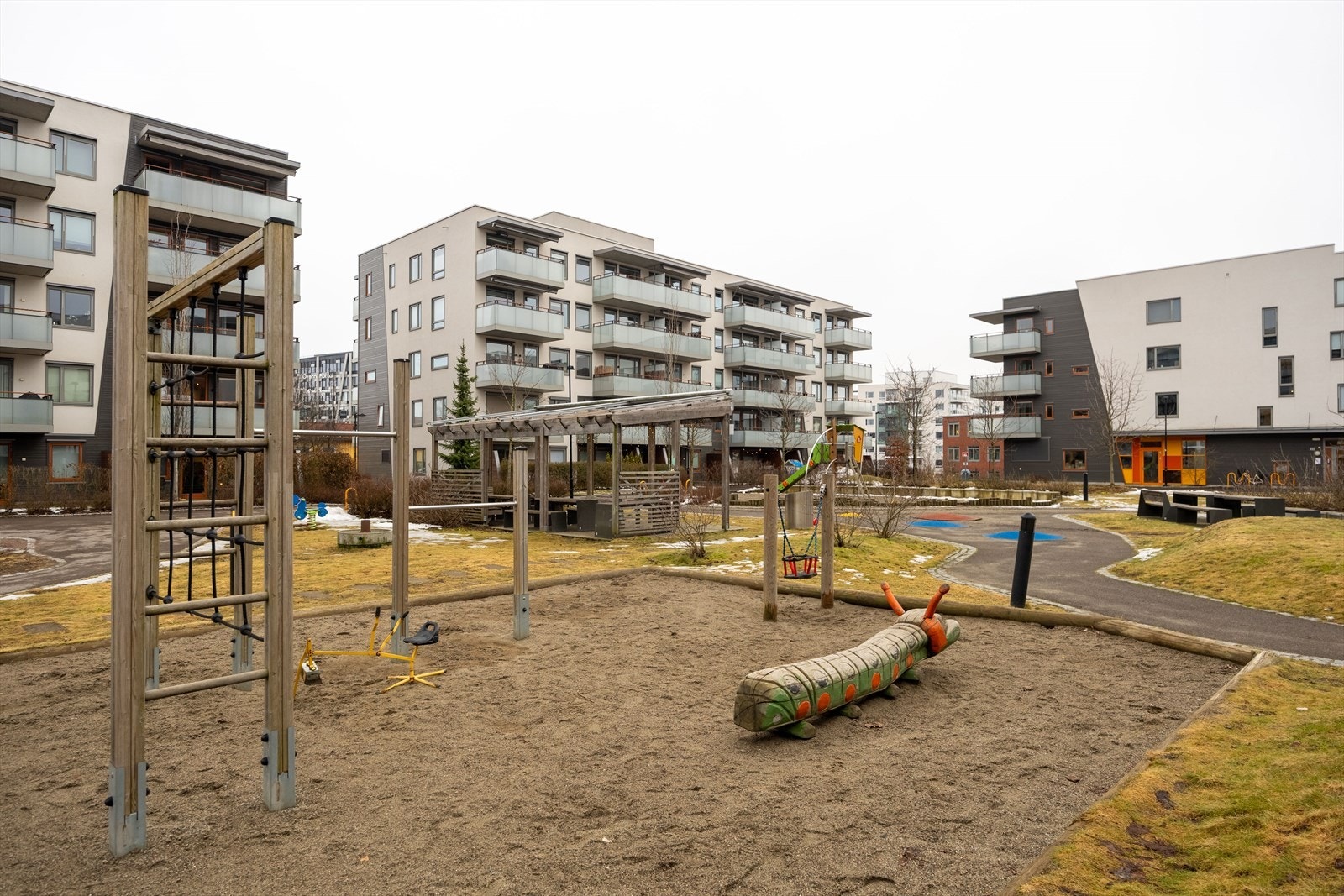 Lekeplass på fellesområdet gjør dette til et trivelig og barnevennlig sameie. Galleribilde