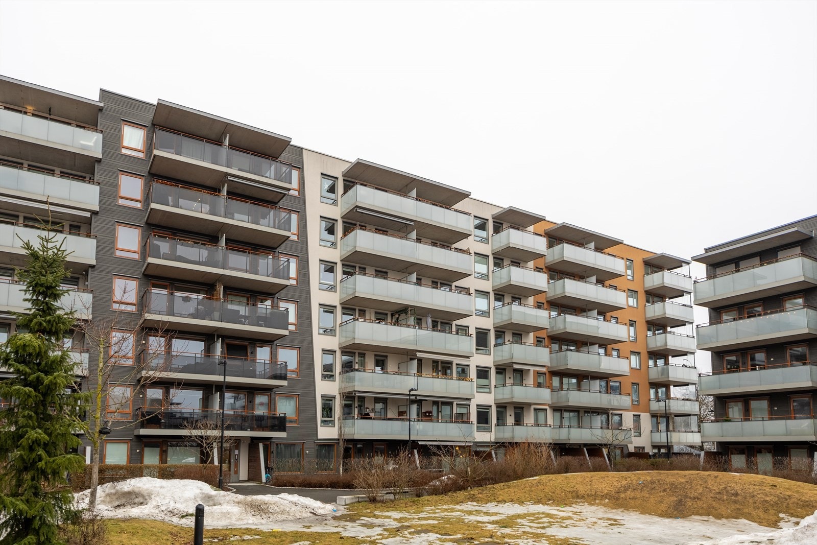 Bygget er fra 2017. Det medfølger parkeringsplass med elbillader i felles garasjekjeller. Galleribilde