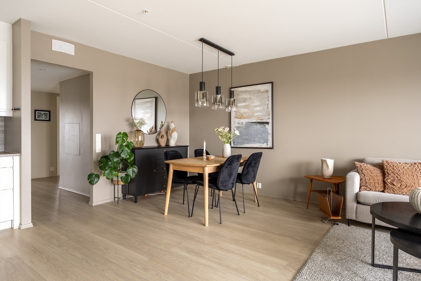 Oppvarming via radiatorer med vannbåren varme sikrer en jevn og behagelig temperatur. Galleribilde