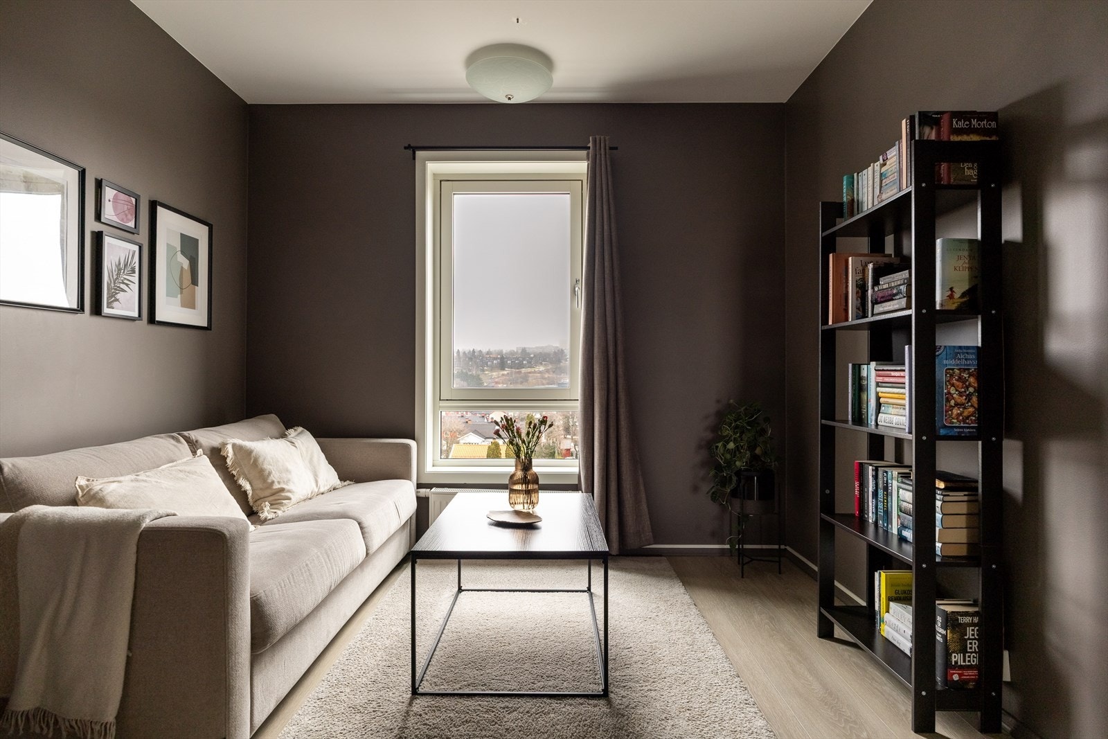 Rommet har god plass til både skrivebord og sofagruppe. Rommet er malt i en behagelig farge. Galleribilde