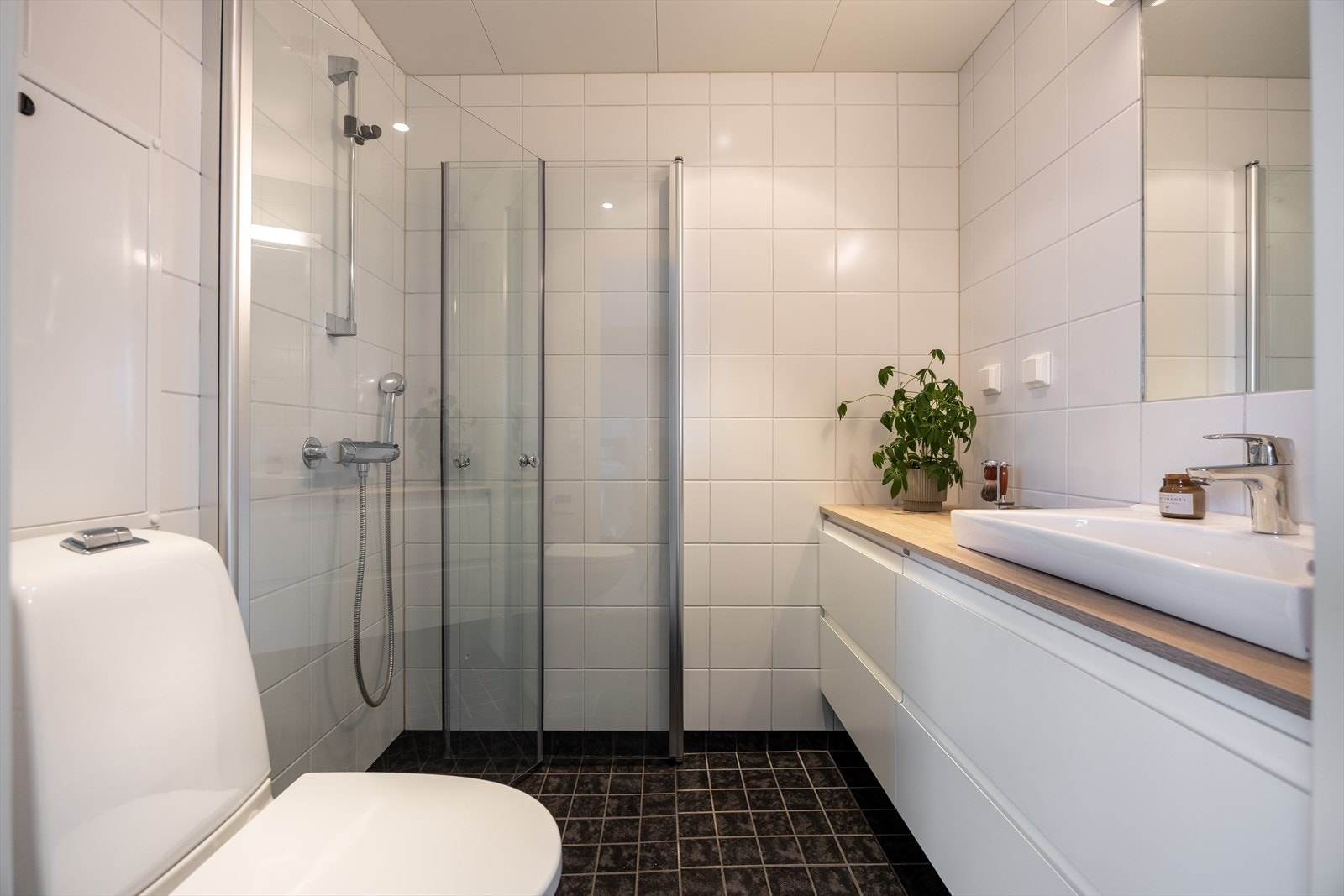 Badet som ligger i tilknytning til hovedsoverommet er helfliset med god fasiliteter, gulvvarme og downlightsbelysning. Galleribilde