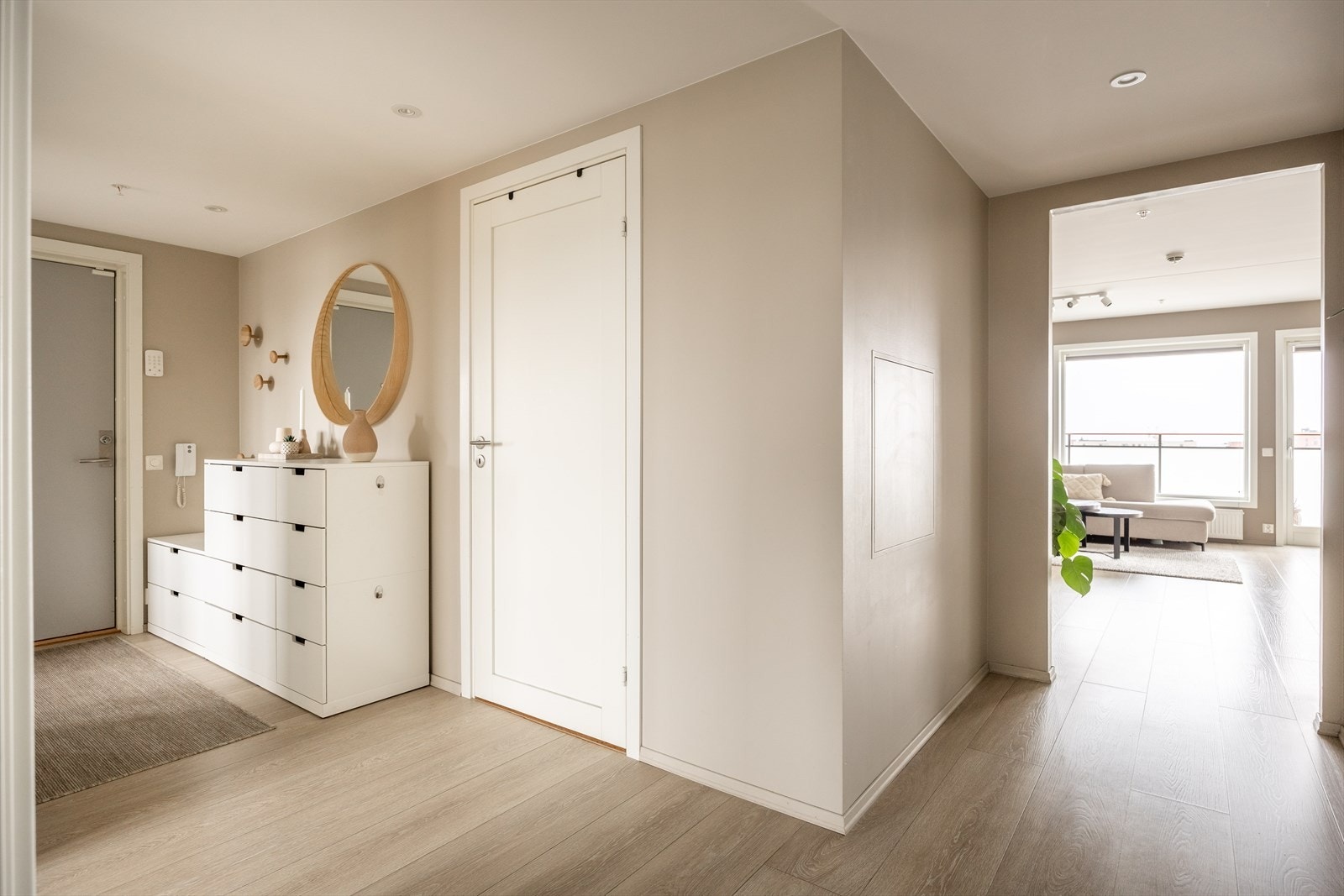 Romslig og innbydende entré med plass for oppbevaring og tilhørende bod. Galleribilde