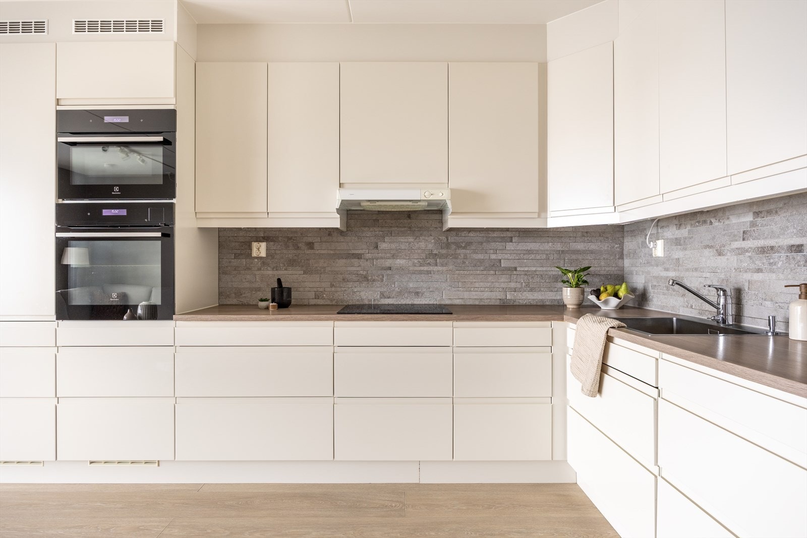 Kjøkkeninnredning fra Sigdal med integrert stekeovn/dampovn og kombinert ovn/mikroovn. Galleribilde