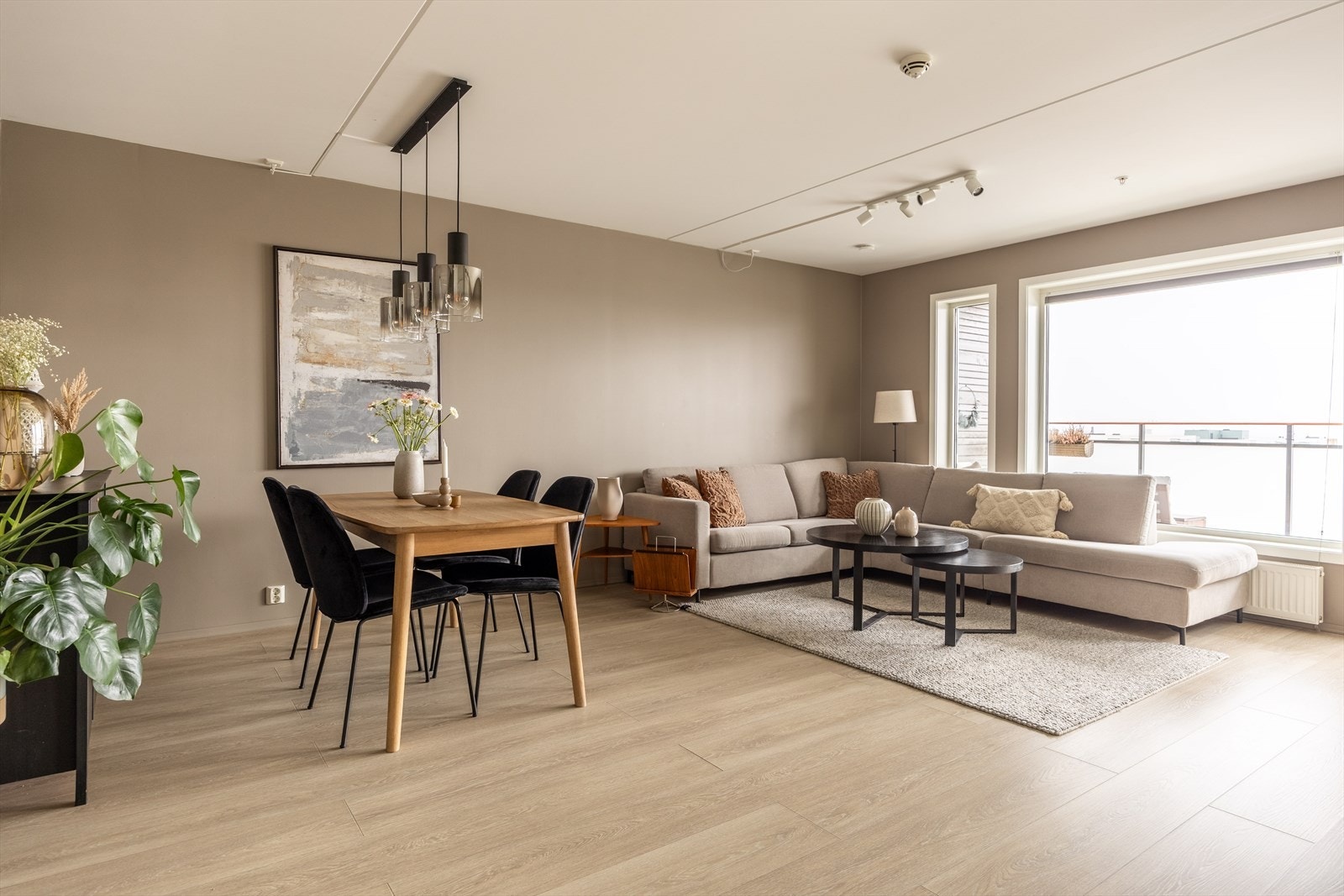 Store vindusflater og gjennomgående planløsning gir rikelig med lys. Galleribilde