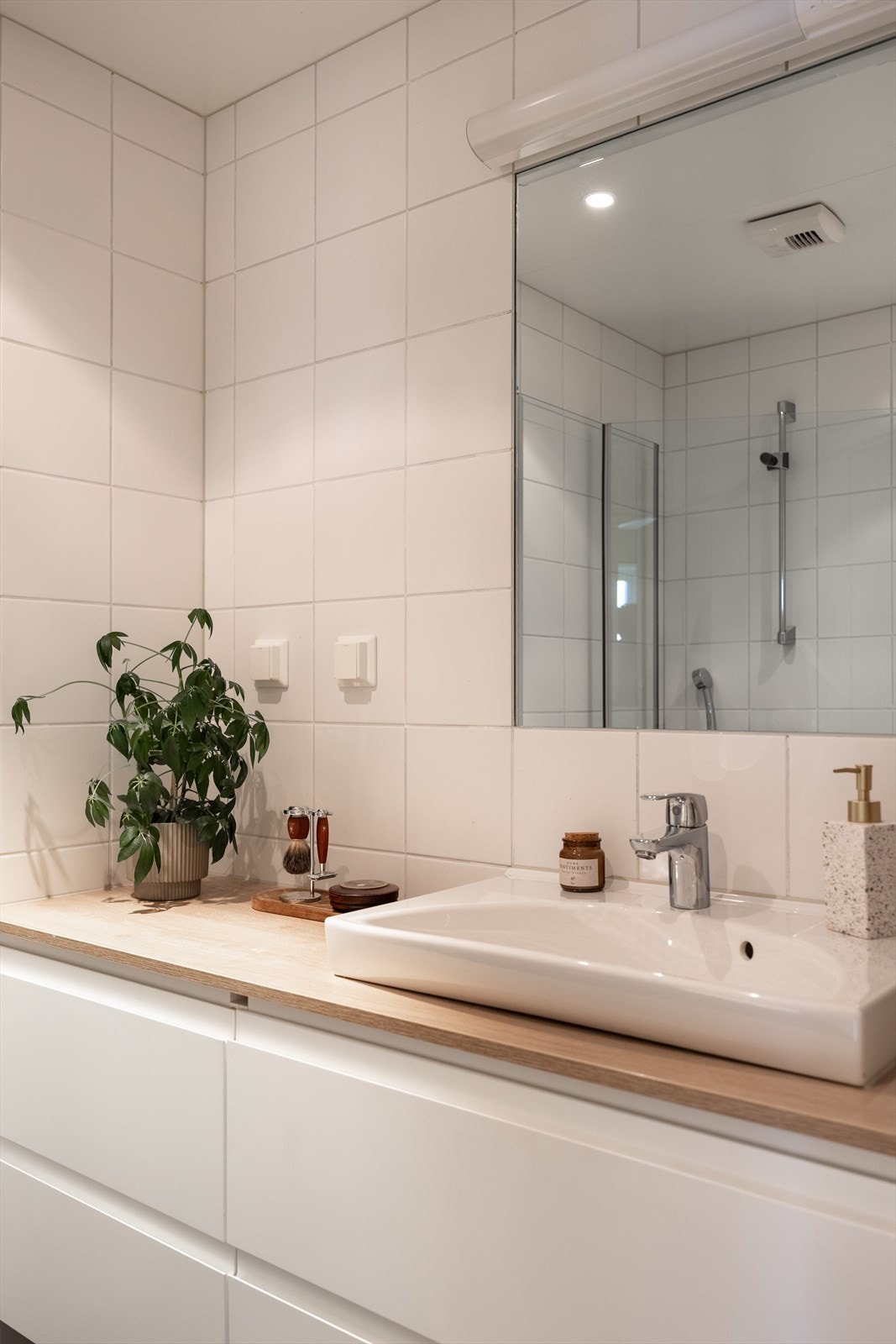 Baderomsinnredningen på 140 cm med overmontert servant fra Oras er fra 2023. Galleribilde