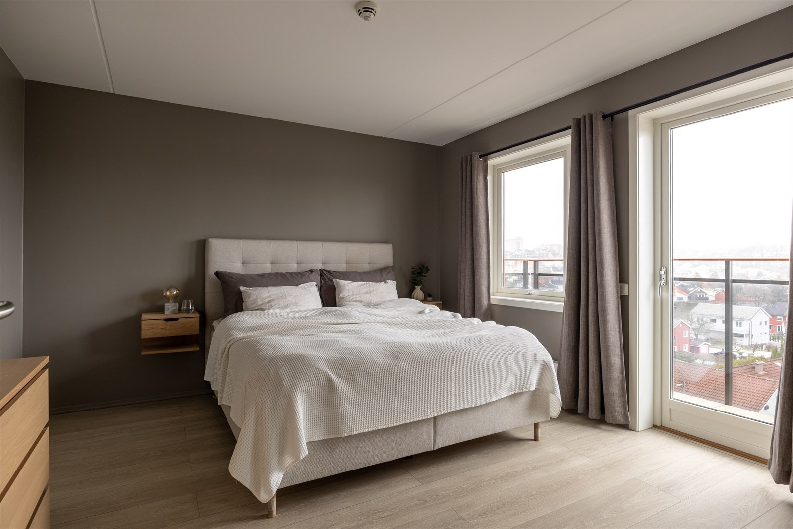 Fra hovedsoverommet er det utgang til en egen, nordøstvendt balkong på 3 m². Galleribilde