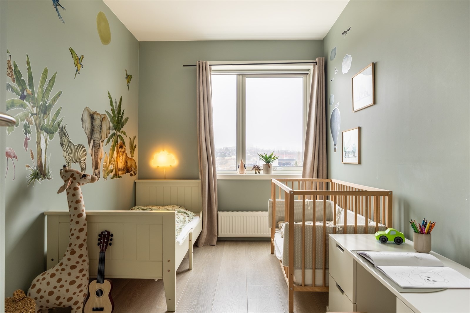 Soverommet er malt i en behagelige farge og har god plass til både seng og oppbevaringsmøbler. Galleribilde