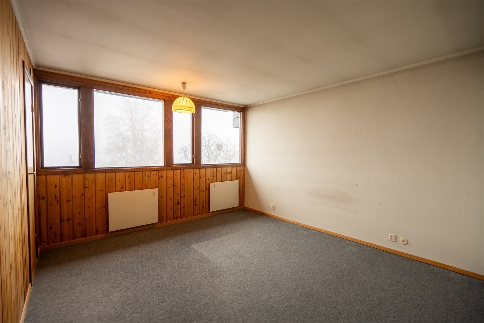 Her er det plass til dobbeltseng, nattbord og garderobeløsning, samtidig som rommet fortsatt oppleves luftig. Inngang til kott. Galleribilde